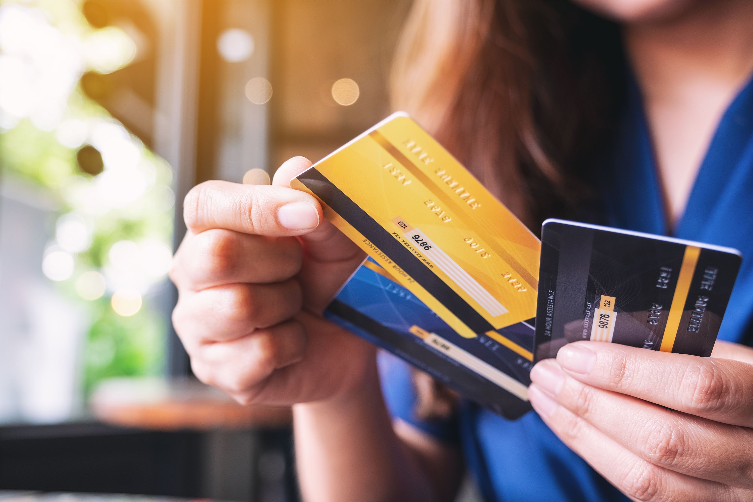 Pros and cons of credit cards. 